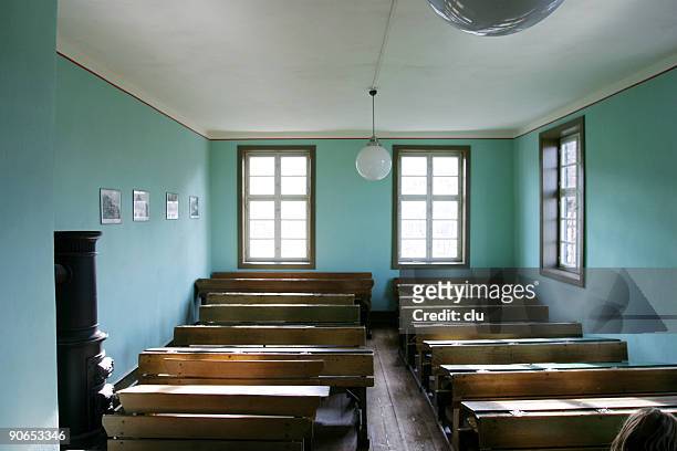alte grüne parlamentarische bestuhlung - vintage classroom stock-fotos und bilder