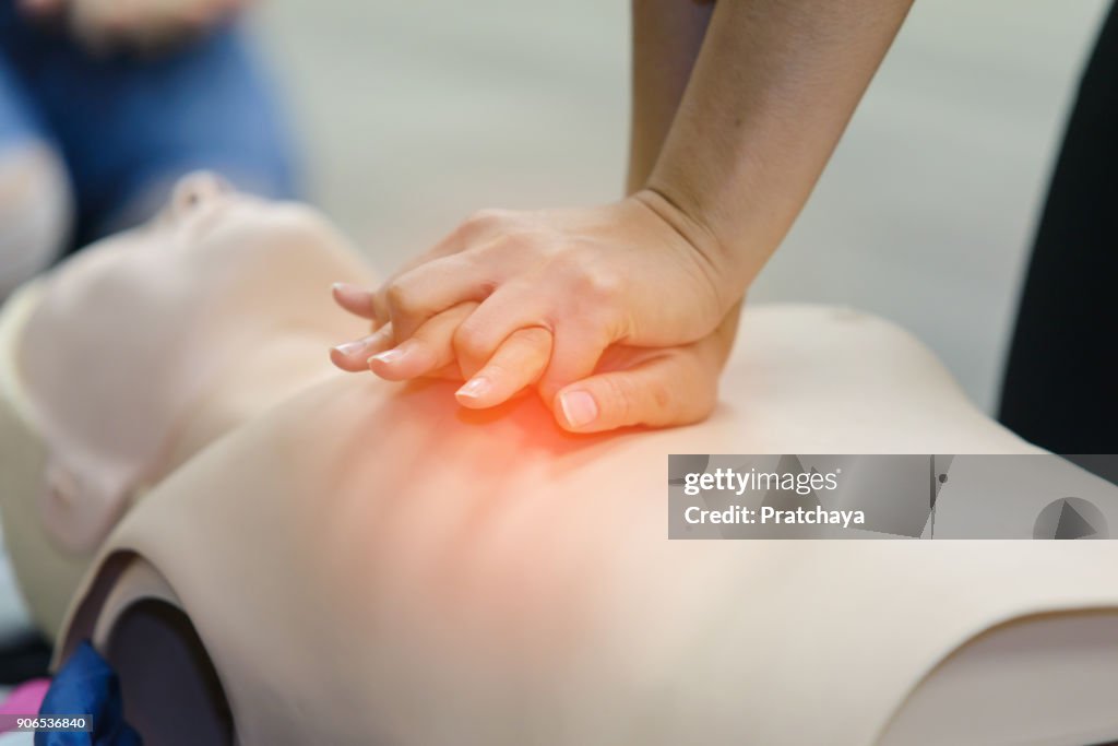 Capacitación en primeros auxilios RCP con maniquí en la clase de CPR