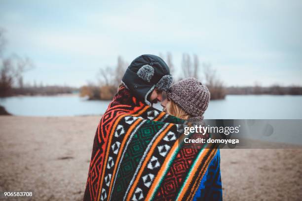 junges paar, die zeit in der nähe des sees an einem schönen wintertag genießen - rhein stock-fotos und bilder