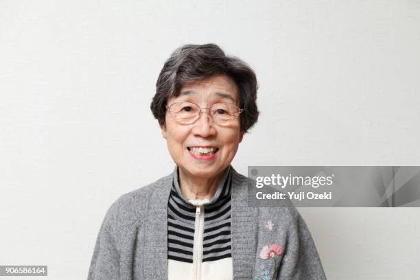 elderly woman smiling - japanese old woman stockfoto's en -beelden