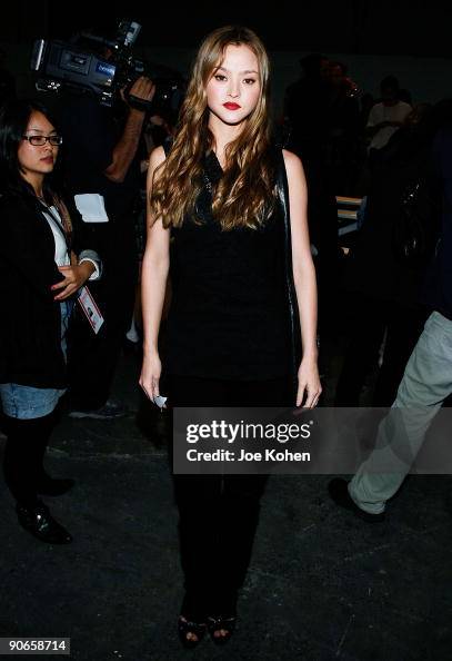 Actress Devon Aoki attends Alexander Wang Spring 2010 during... Photo d ...