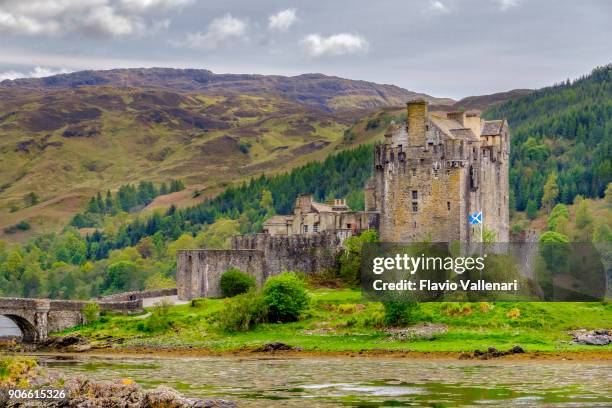 eilean donan castle, schottland - scotland highlands stock-fotos und bilder