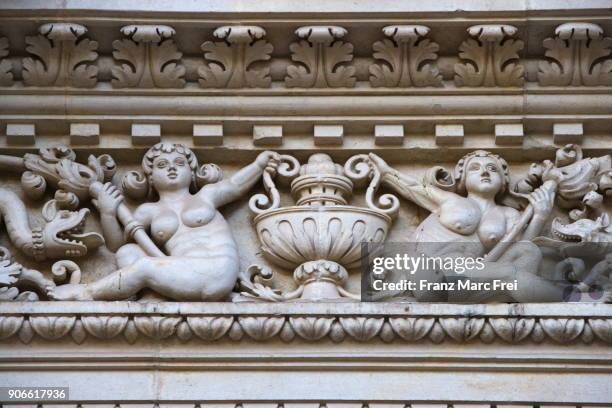 baroque elements in the facade of cathedral santa croce in the old town of lecce, salento, apulia, italy an einem palast in der altstadt - italien altstadt photos et images de collection