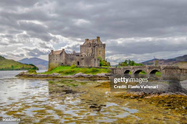 castelo eilean donan, escócia - long - fotografias e filmes do acervo