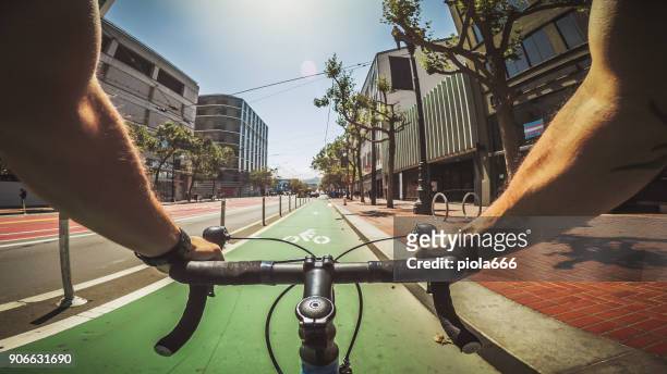 pov 自転車に乗って: サンフランシスコでロードレース自転車で通勤 - market street ストックフォトと画像