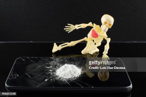 use the smart phone screen for drug abuse - snorted stock pictures, royalty-free photos & images