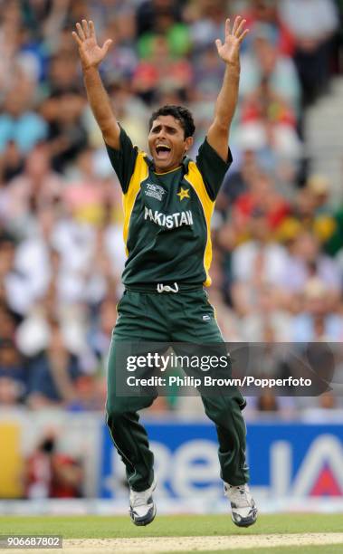 Pakistan's Abdul Razzaq celebrates the wicket of New Zealand's Martin Guptill during the ICC World Twenty20 Super Eight match between New Zealand and...