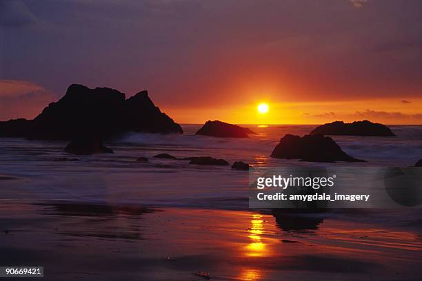 beach ocean sunset tide boulders landscape - rotskust stockfoto's en -beelden