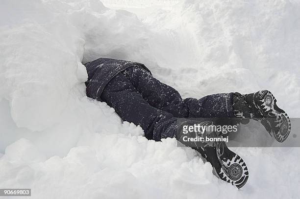 enterrada na neve - avalanche - fotografias e filmes do acervo