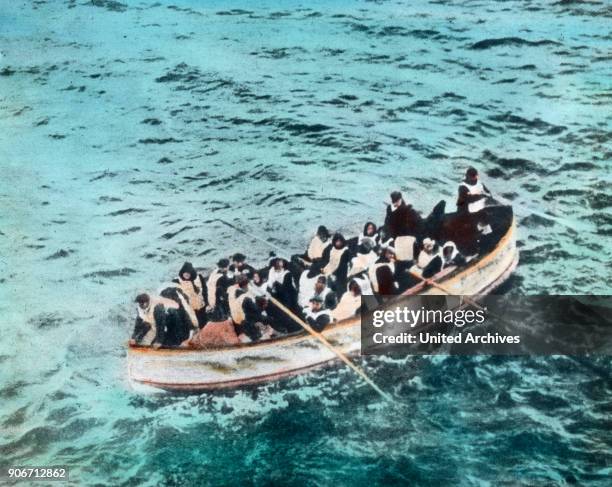 The maiden voyage of the Titanic 1912 - Titanic disaster - lifeboat with Titanic survivors approach the liner RMS Carpathia. 15. April 1912. Carl...