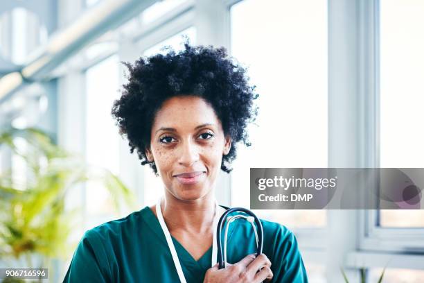 gelukkig gezondheidszorg werkneemster in ziekenhuis - happy face close up stockfoto's en -beelden