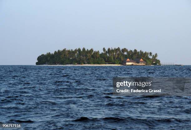 maldivian island kuda bandos seen from a boat - bandos foto e immagini stock