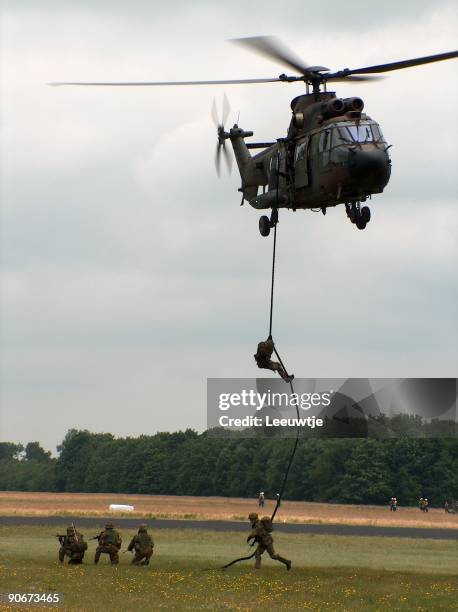 invasion de chinook - descente en rappel photos et images de collection