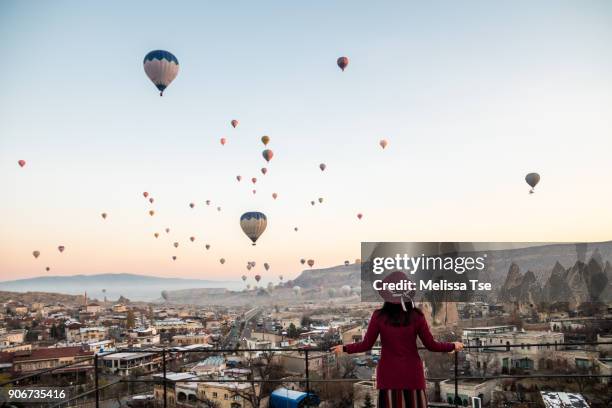 woman watching hot air balloons in cappadocia - cappadocia hot air balloon 個照片及圖片檔