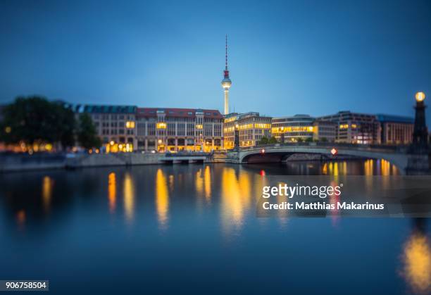 berlin spree skyline with television tower - makarinus photos et images de collection