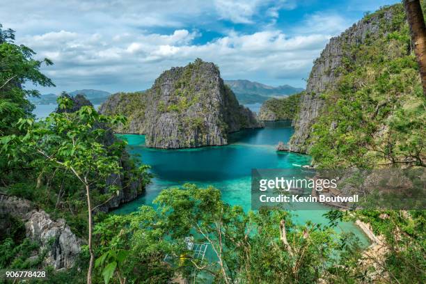 tropical lagoon on the island or coron in the philippines - filipinas fotografías e imágenes de stock