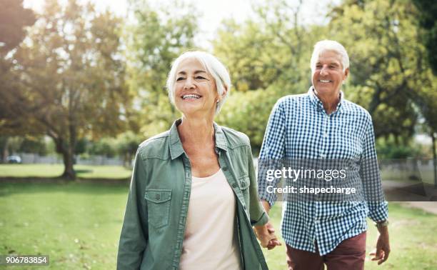 erste regel der pensionierung: gehen und spaß haben - healthy older couple stock-fotos und bilder