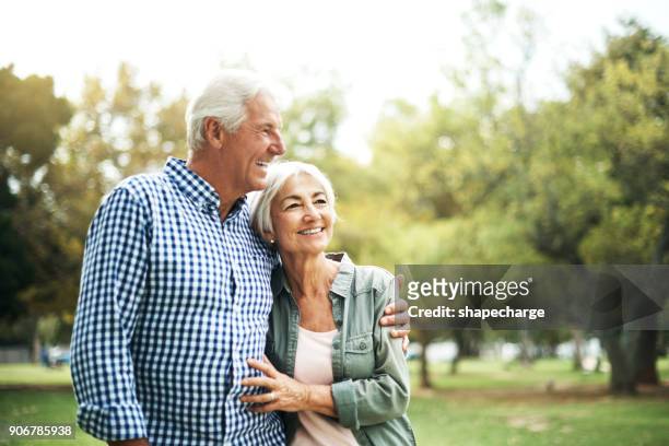 custodisci le persone che ti fanno sorridere il cuore - coppia anziana foto e immagini stock