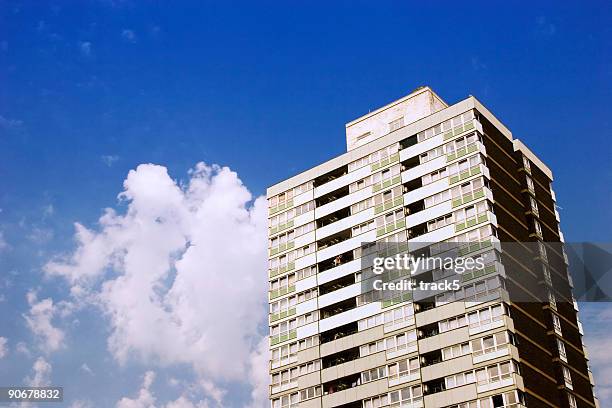 londra città interno blocco di appartamenti, cielo blu e nuvole - casa popolare foto e immagini stock