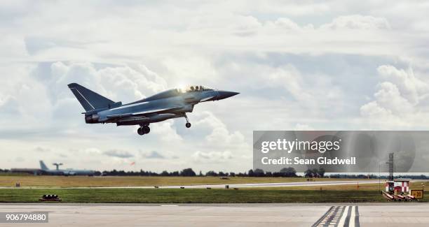 typhoon fighter jet - flugzeug seitlich himmel stock-fotos und bilder