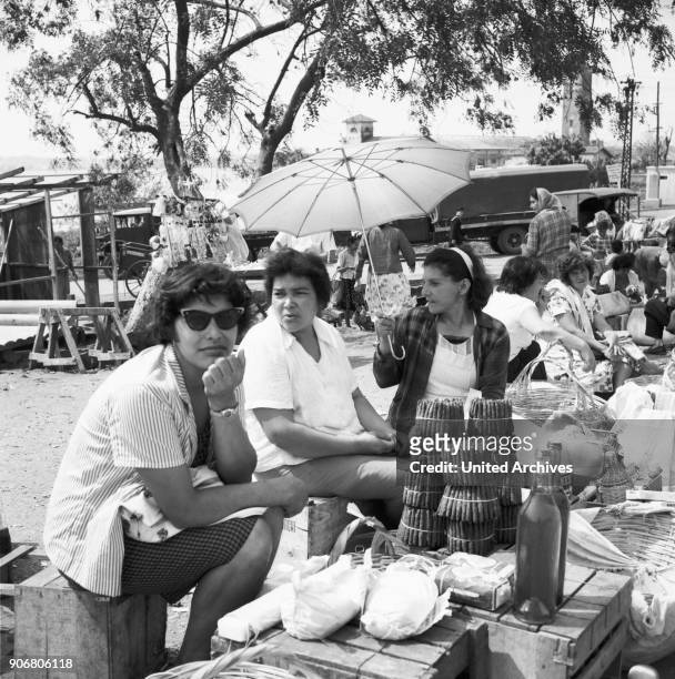 Frauen auf dem Paraguay mart in Posadas, Argentina 1964.