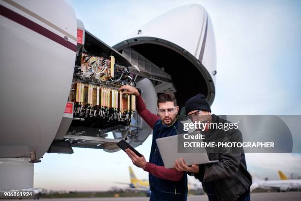 aircraft mechanics - indústria aeroespacial imagens e fotografias de stock