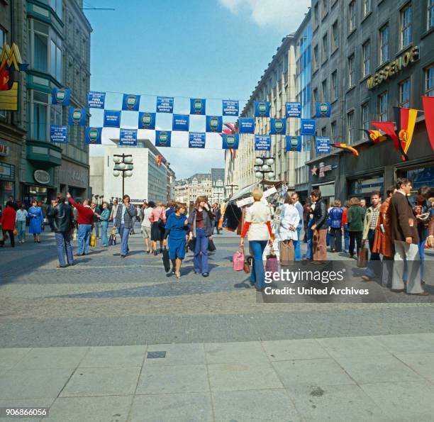 Shopping in the city center of Leipzig, Leipzig, DDR 1980s.