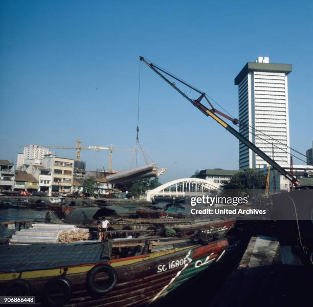 The skyline at the harbour of Singapore River, Singapore 1980s.