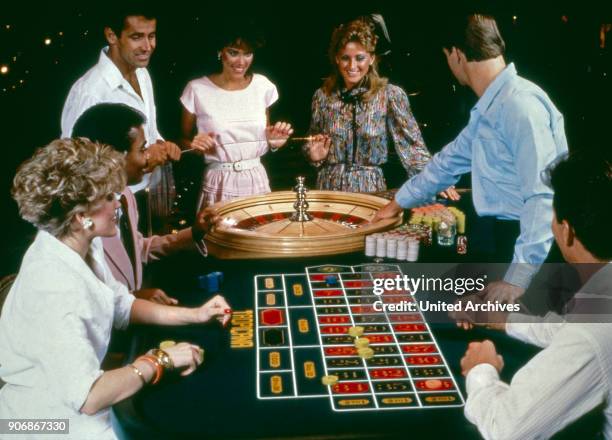 Men and women playing roulette in a casino at Las Vegas, Nevada, USA 1980s.