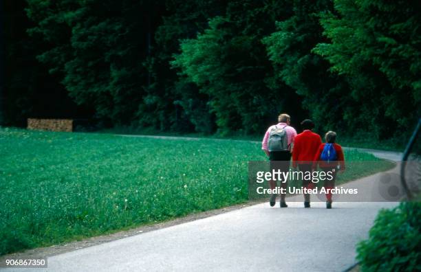 Family wandering through Altmuehltal valley, Germany 1980s.