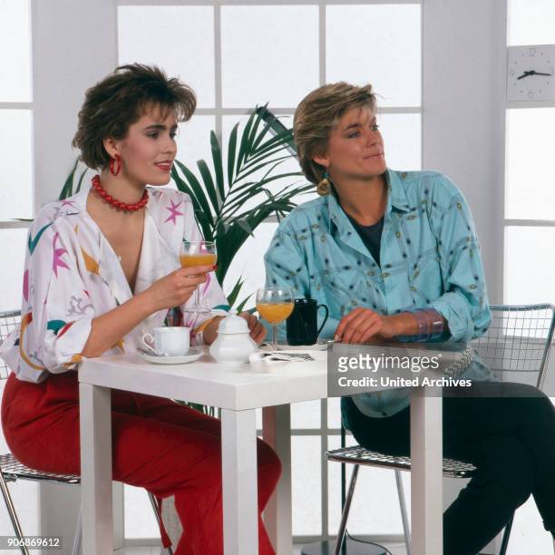 Women in Cafesituation, 1980s.