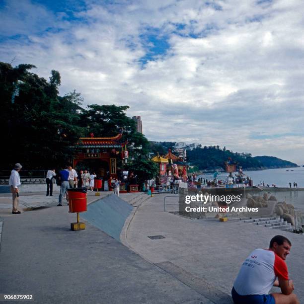 People visiting the Kowloon leisure park, Hong Kong, early 1980s.