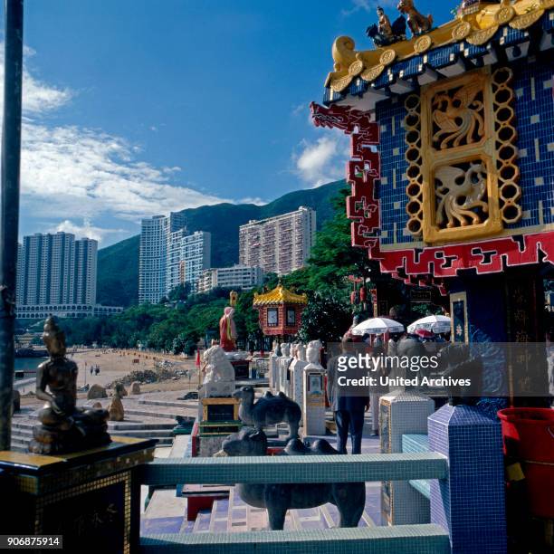 People visiting the Kowloon leisure park sacntuary, Hong Kong, early 1980s.