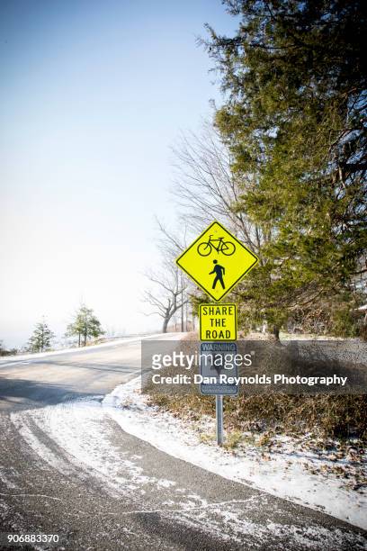 traffic sign -share the road - 地域防犯監視 ストックフォトと画像