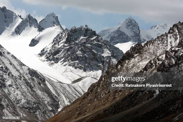 landscape of karakoram highway - baltistan bildbanksfoton och bilder