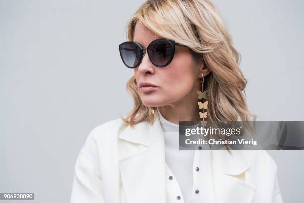 Gitta Banko wearing a total Agnona look containing a white silk longsleeve shirt, white silk-cotton-mix trousers, ivory colored long vest with tiny...