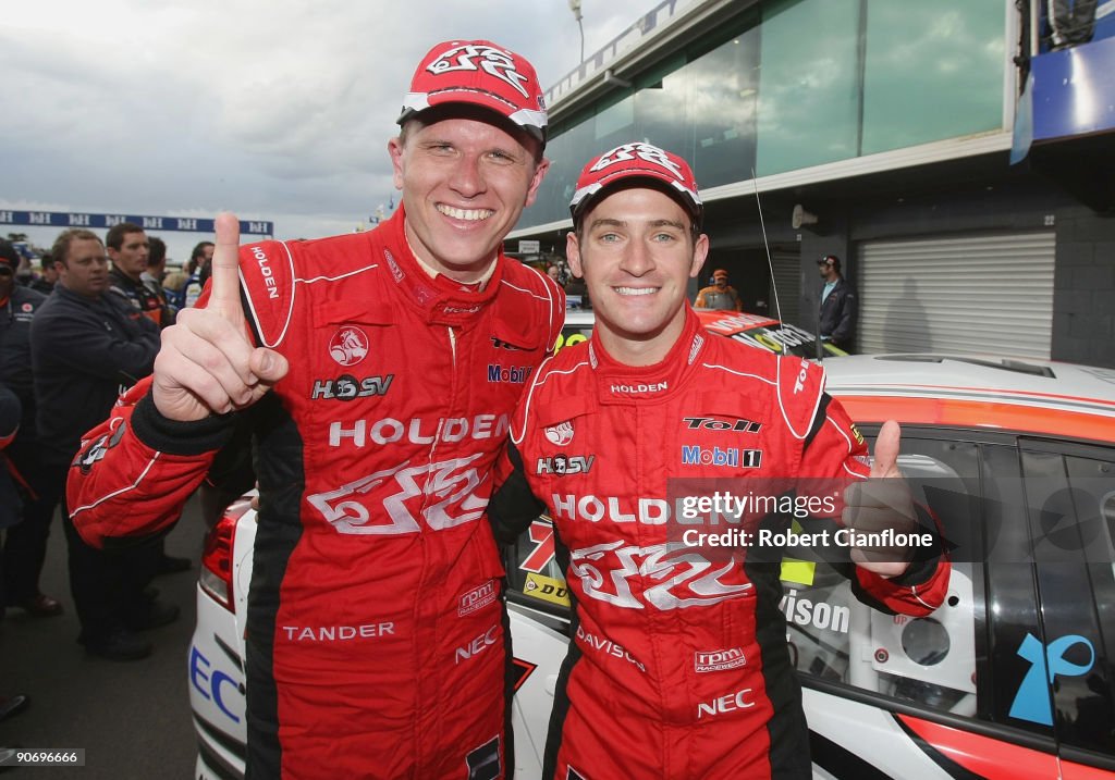 V8 Supercars Round 9 - Race 17