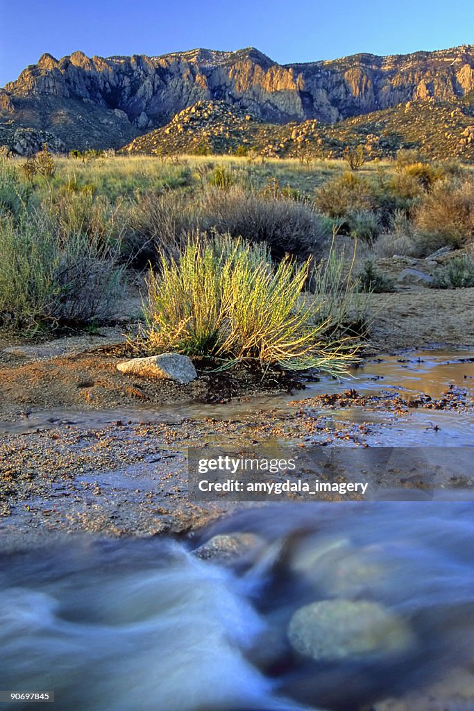 Paisaje al atardecer las montañas del desierto creek
