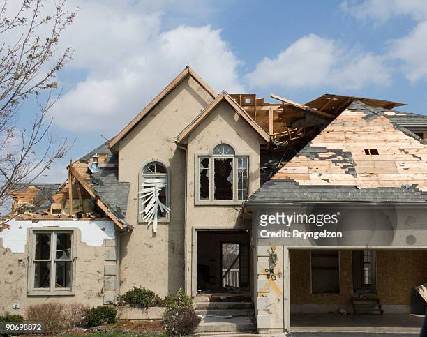danni di tornado stucco-missouri - ricoperto di assi foto e immagini stock
