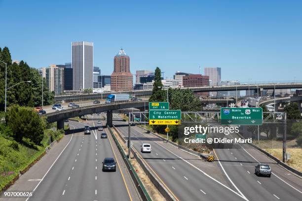 traffic on the freeway in fron the of portland business district in oregon - overpass stockfoto's en -beelden