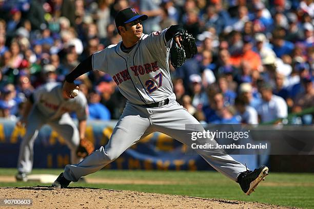 Nelson Figueroa of the New York Mets delivers the ball against the Chicago Cubs on August 30, 2009 at Wrigley Field in Chicago, Illinois. The Mets...