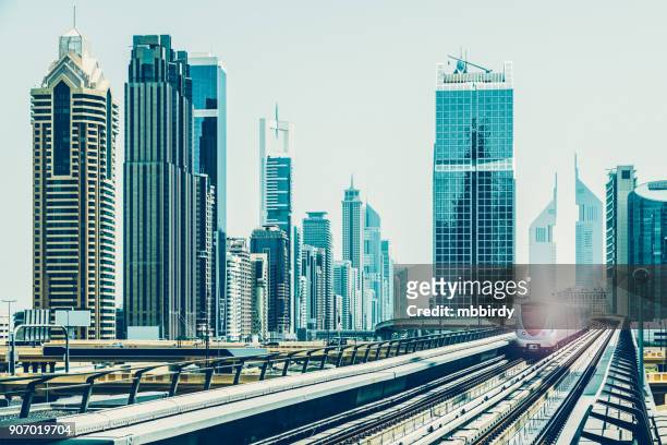futuristische metro, dubai, verenigde arabische emiraten - dubai metro stockfoto's en -beelden