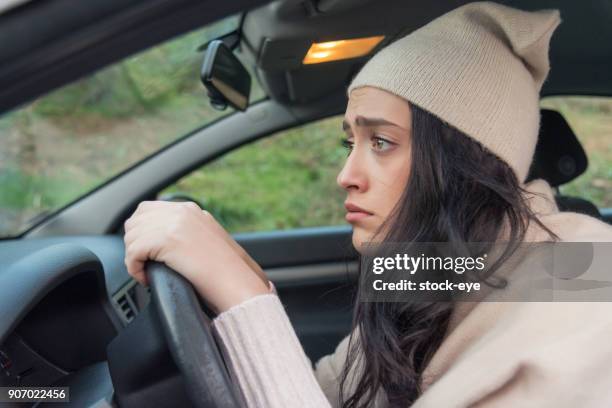 angst vor frau fahrer im auto. unerfahrene ängstlich autofahrer - man driving anxiously stock-fotos und bilder