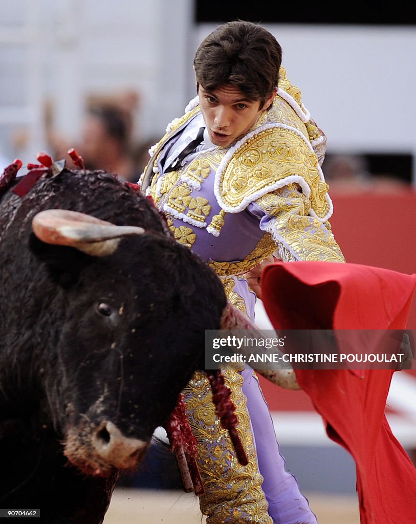 Torrerro French torero Sebastien Castella performs a pass to a Valdefresno ...