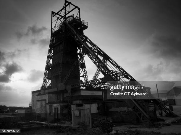 abandoned colliery winding gear, south wales coalfields - kohlengrube stock-fotos und bilder