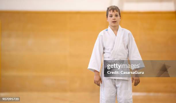 portrait de garçon en uniforme de judo - kimono photos et images de collection