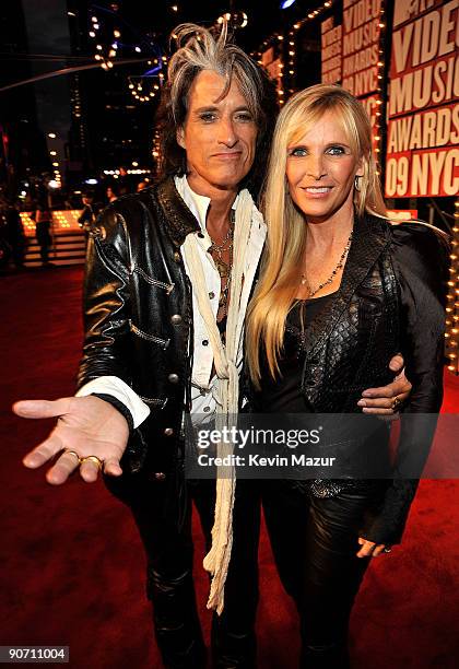 Musician Joe Perry and Billie Perry attend the 2009 MTV Video Music Awards at Radio City Music Hall on September 13, 2009 in New York City.