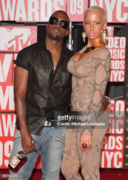Kanye West and Amber Rose arrives at the 2009 MTV Video Music Awards at Radio City Music Hall on September 13, 2009 in New York City.