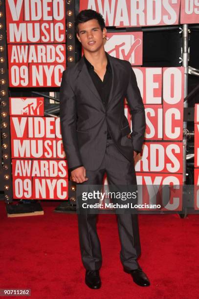 Actor Taylor Lautner arrives at the 2009 MTV Video Music Awards at Radio City Music Hall on September 13, 2009 in New York City.