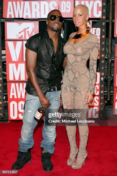 Kanye West and Amber Rose arrive at the 2009 MTV Video Music Awards at Radio City Music Hall on September 13, 2009 in New York City.